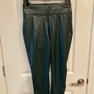 GOURGEOUS HUNTER GREEN FAUX LEATHER LEGGINGS!